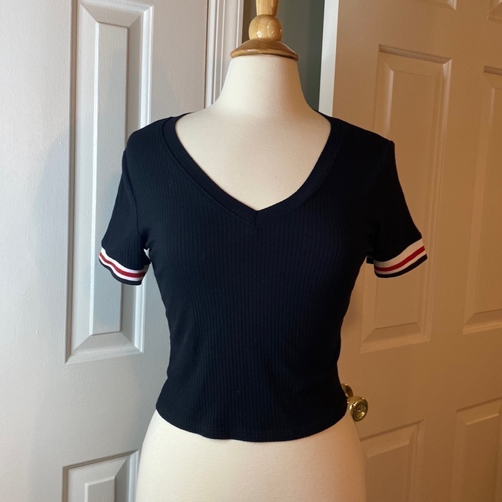Tres Bien Black Ribbed V-Neck Shirt Size Large in EUC